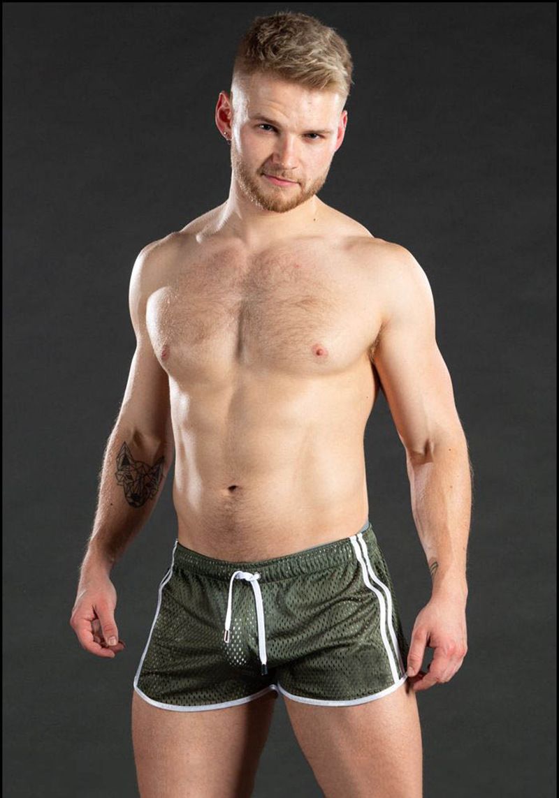 Summer fitness shorts Loose running shorts Men's jogging sports Breathable mesh shorts Men's sweatpants hole dry breathable sexy beach outdoor casual three-quarter pants Thin trend men's three-quarter