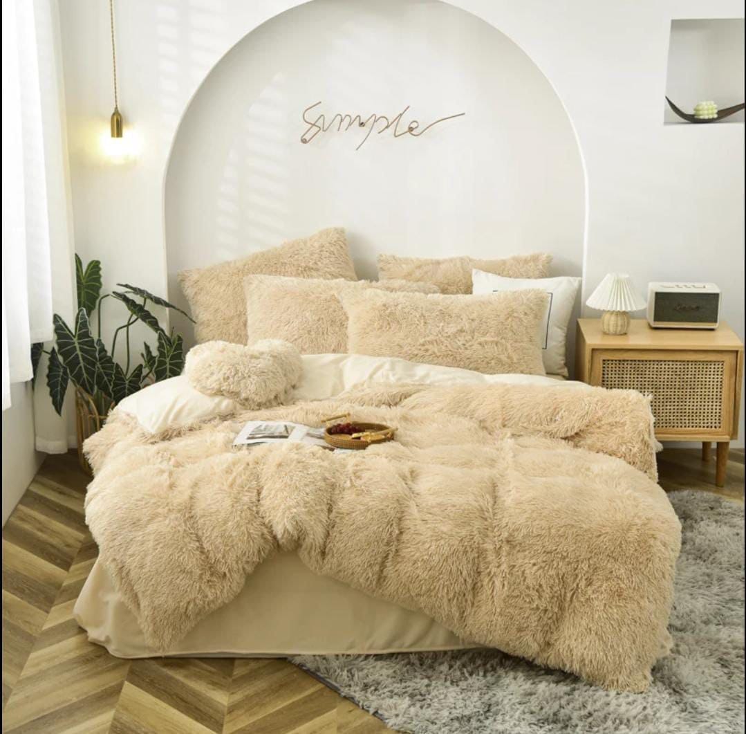 6pcs Luxury designs Velvet plush Fluffy Duvet set Comforter comes as One Duvet, One Bedsheet and 4 Pillow Cases Bedding Set
Size: 6*6/ 6*7