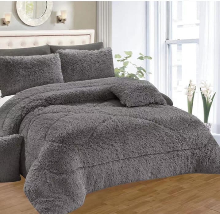 6pcs Luxury designs Velvet plush Fluffy Duvet set Comforter comes as One Duvet, One Bedsheet and 4 Pillow Cases Bedding Set
Size: 6*6/ 6*7