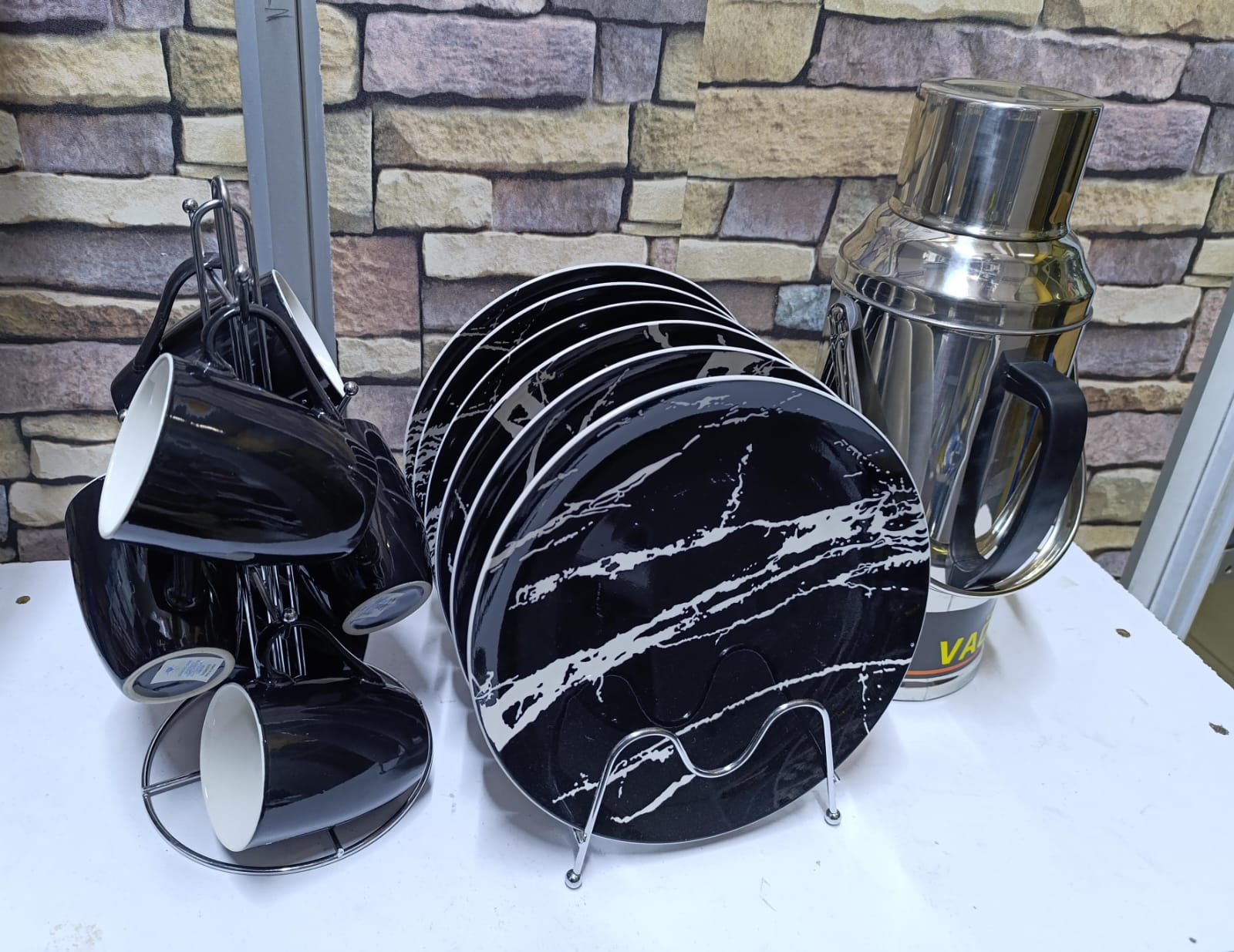 🍒OFFER TO OUR ESTEEMED CUSTOMERS 🍒13 pcs Tea set
▫️6 dinner plate
▫️6 tea mugs
▫️3.2L breakable flask