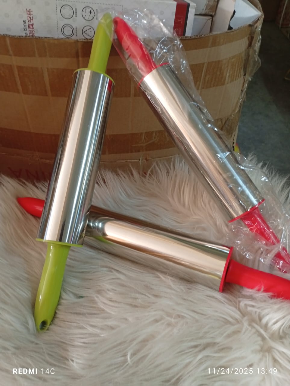🧶Stainless Steel Rolling Pin Plastic Round Handle Professional Fondant Rolling Pin Cake Decoration Dough Roller Handle Baking Tools🎉Size: 39 cm x 5 cm x 5 cm.
Material: stainless steel and polypropy
