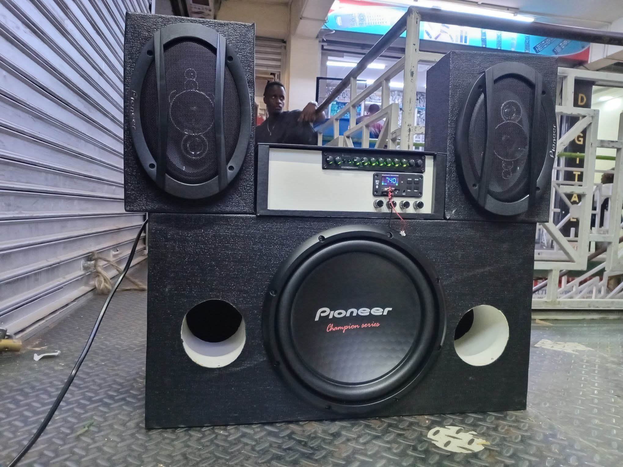 Juakali green board amplifier with boschman equaliser Pioneer subwoofer 1600watts double magnet
Midrange Pioneer 6/9