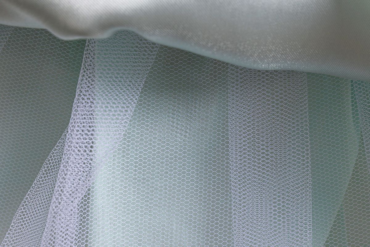 2024 new bubble sleeve princess dress, girls' bow decoration smooth fluffy dress, mesh flower girl runway children's evening dress, host piano dress dress, solid color waistband A-line dress