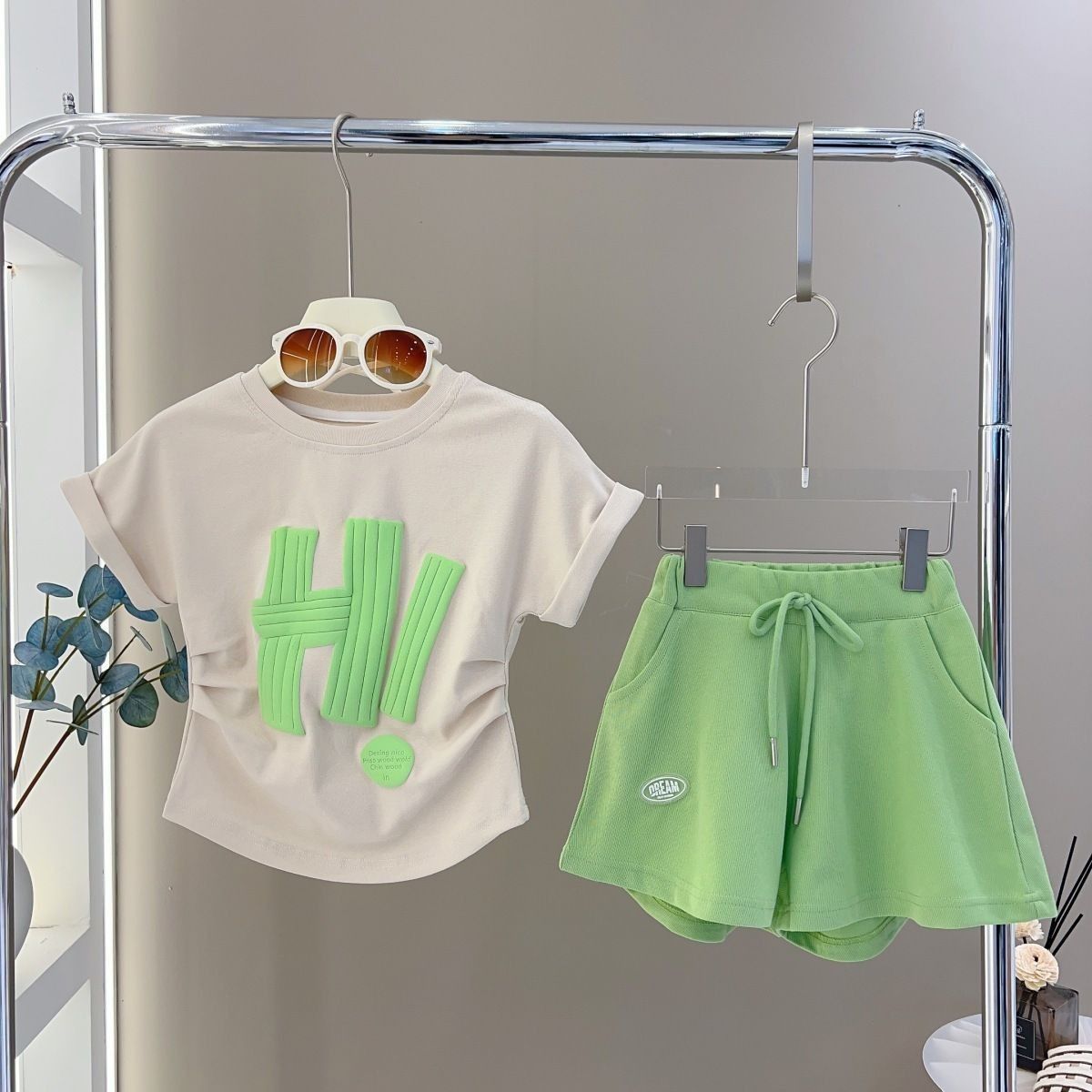 New girls' sweet set,2025 new mid to large children's stylish two-piece set,letter short sleeved shorts,soft comfortable fabric,Shine in Style!Let Your Little One Stand Out in Kenya!