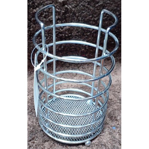 🤑Cutlery Steel Spoon Holder🤑provides a designated space for storing essential kitchen utensils such as spoons, spatulas, ladles, and whisks. By keeping these utensils upright and organized, the hold