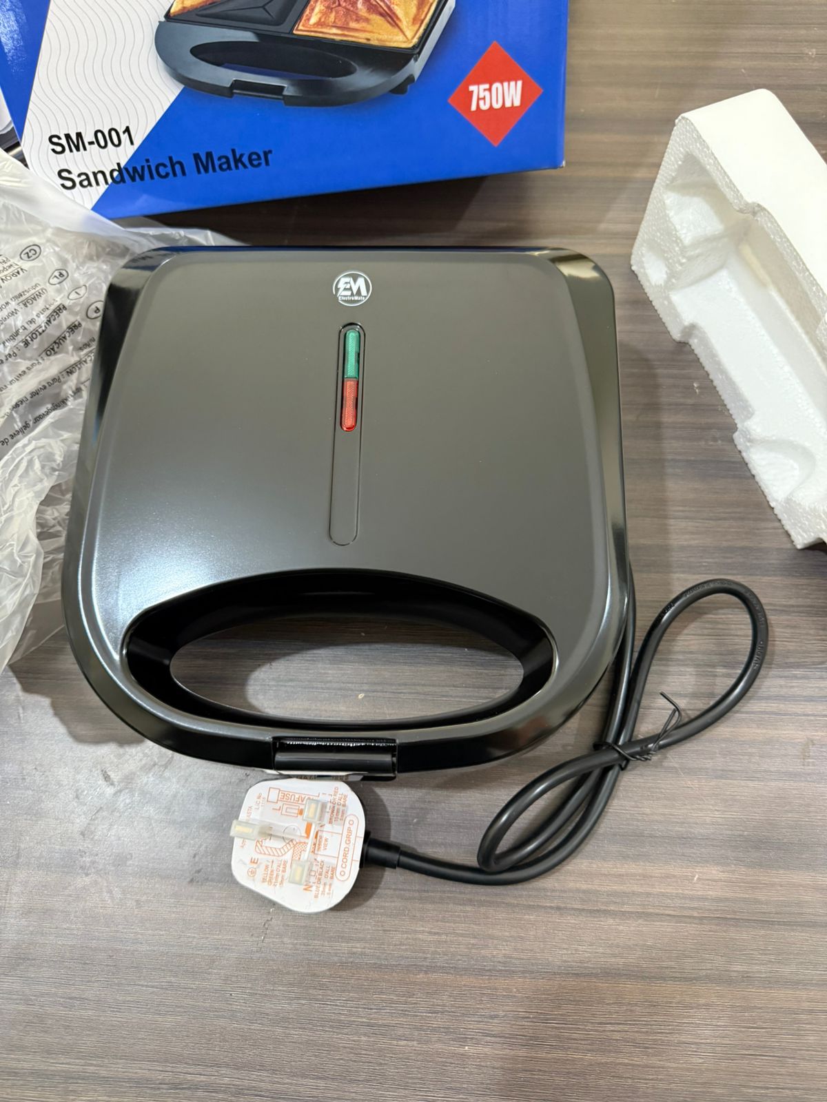 ElectroMate Distinguished 2 In 1 Sandwich Maker And Toaster.Cut and seal 2 rounds of toasted sandwich
Non stick cooking plates for easy cleaning 
Power on and ready indicator lights
Cool touch housing