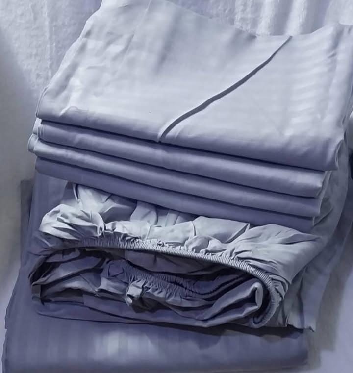 Fitted Plain/Stripped High Grade Premium Cotton Bed Sheet Set, 1Flat Bedsheet, 1 Fitted Bedsheets & 4 Pillow Cases