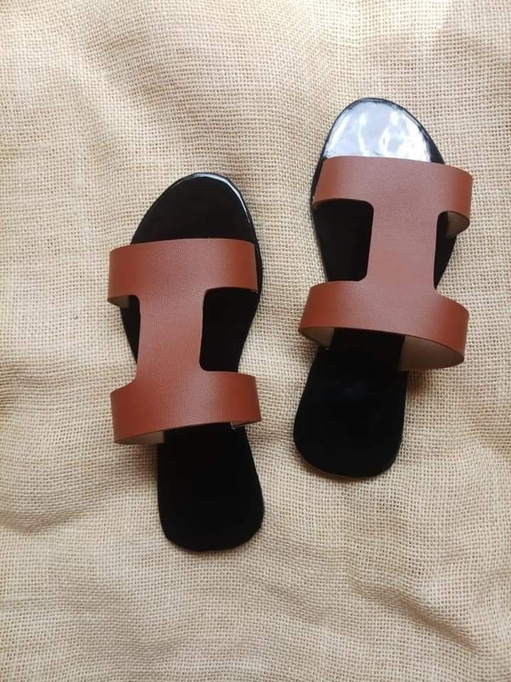Ladies comfort slides leather sandals for beach can be worn with dress , trousers or shorts on the beach, or streets for strolling or at work affordable cute elegant stylish
