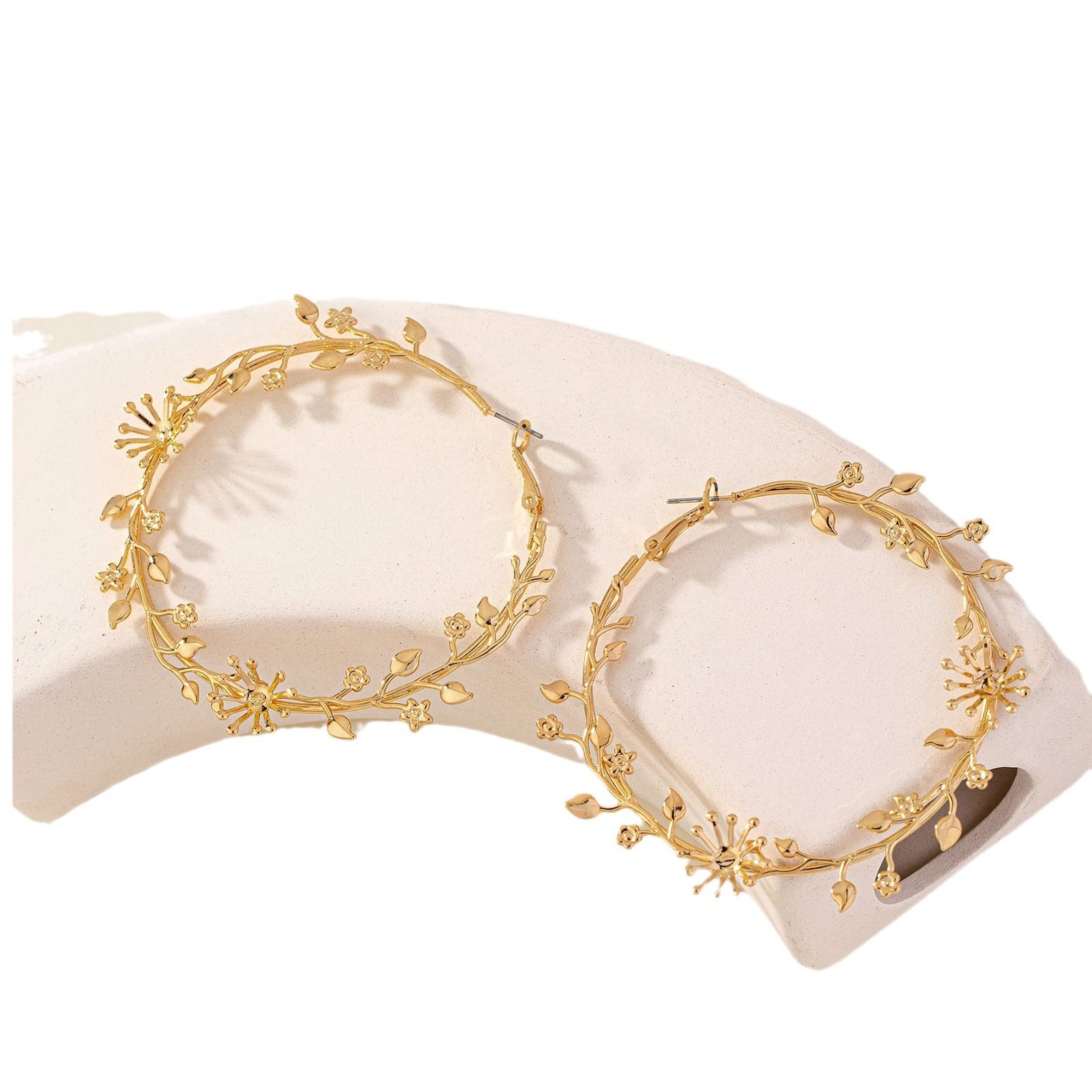 Oversized Earrings, Flower Branches And Leaves Exaggerated Gold Big Circle, Sweet, Cool And Spicy, Fashionable And Atmospheric Earrings, Earrings, Earrings.