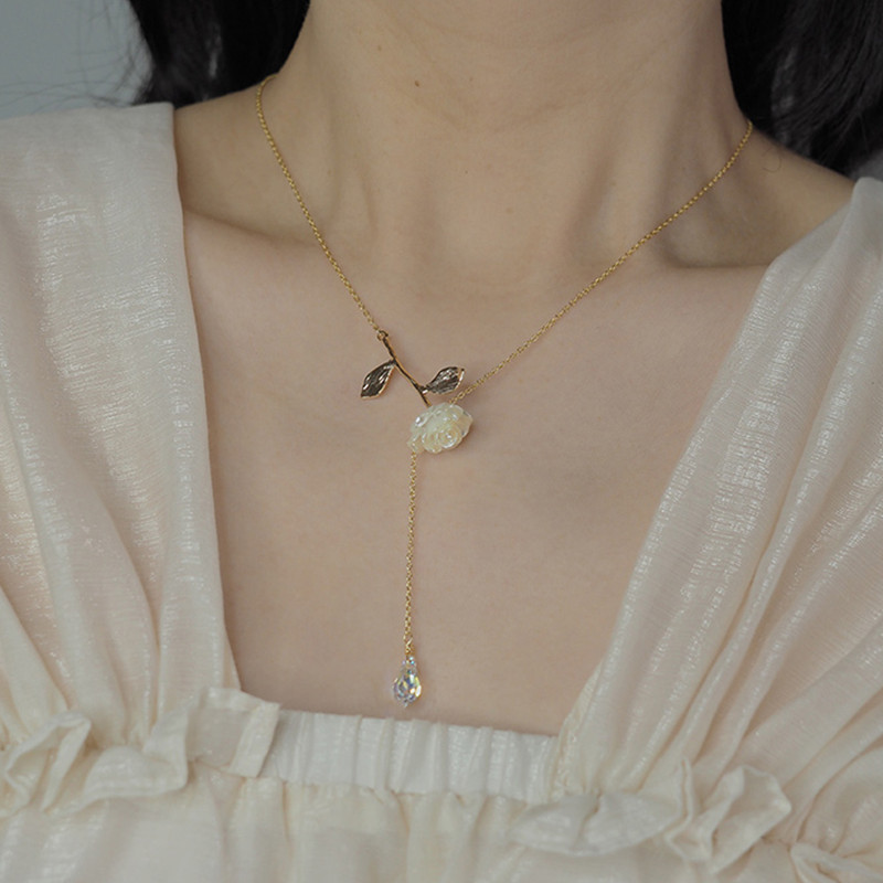 New Light Luxury Design Female Rose Hanging Rose Pendant Necklace Pendant Necklace, Fashionable Round Bead Flower Camellia