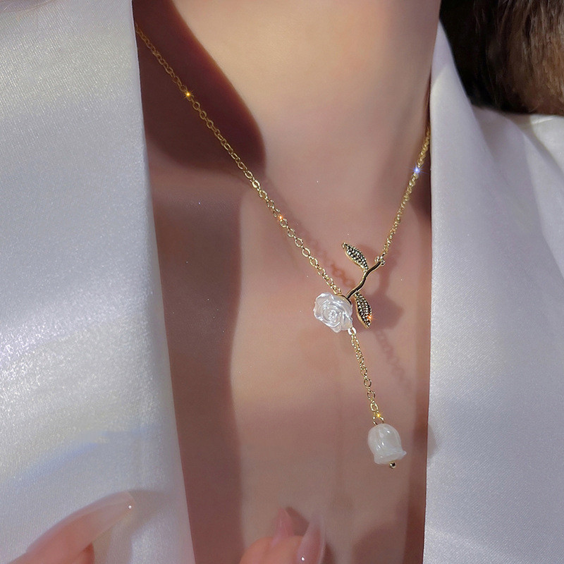 New Light Luxury Design Female Rose Hanging Rose Pendant Necklace Pendant Necklace, Fashionable Round Bead Flower Camellia
