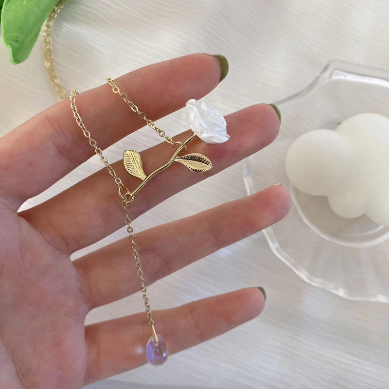 New Light Luxury Design Female Rose Hanging Rose Pendant Necklace Pendant Necklace, Fashionable Round Bead Flower Camellia