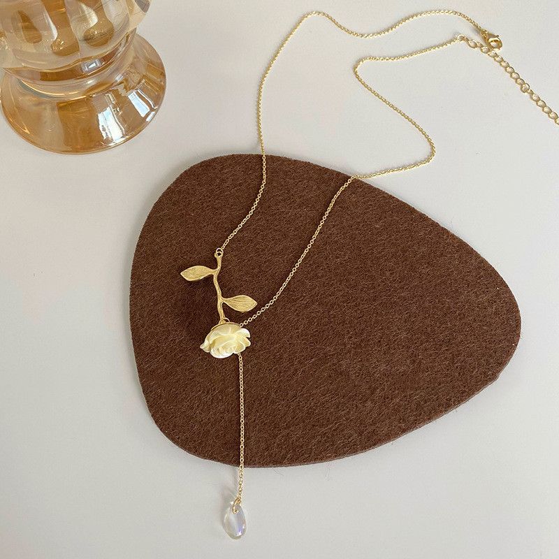 New Light Luxury Design Female Rose Hanging Rose Pendant Necklace Pendant Necklace, Fashionable Round Bead Flower Camellia