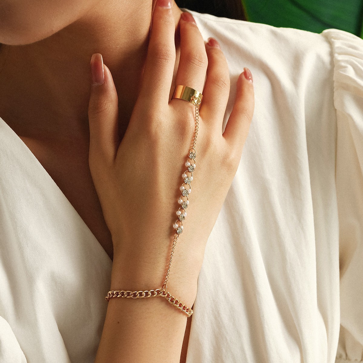 Pentagram Butterfly Sequined Chain Ring With Finger Bracelet Hand Jewelry Manufacturer