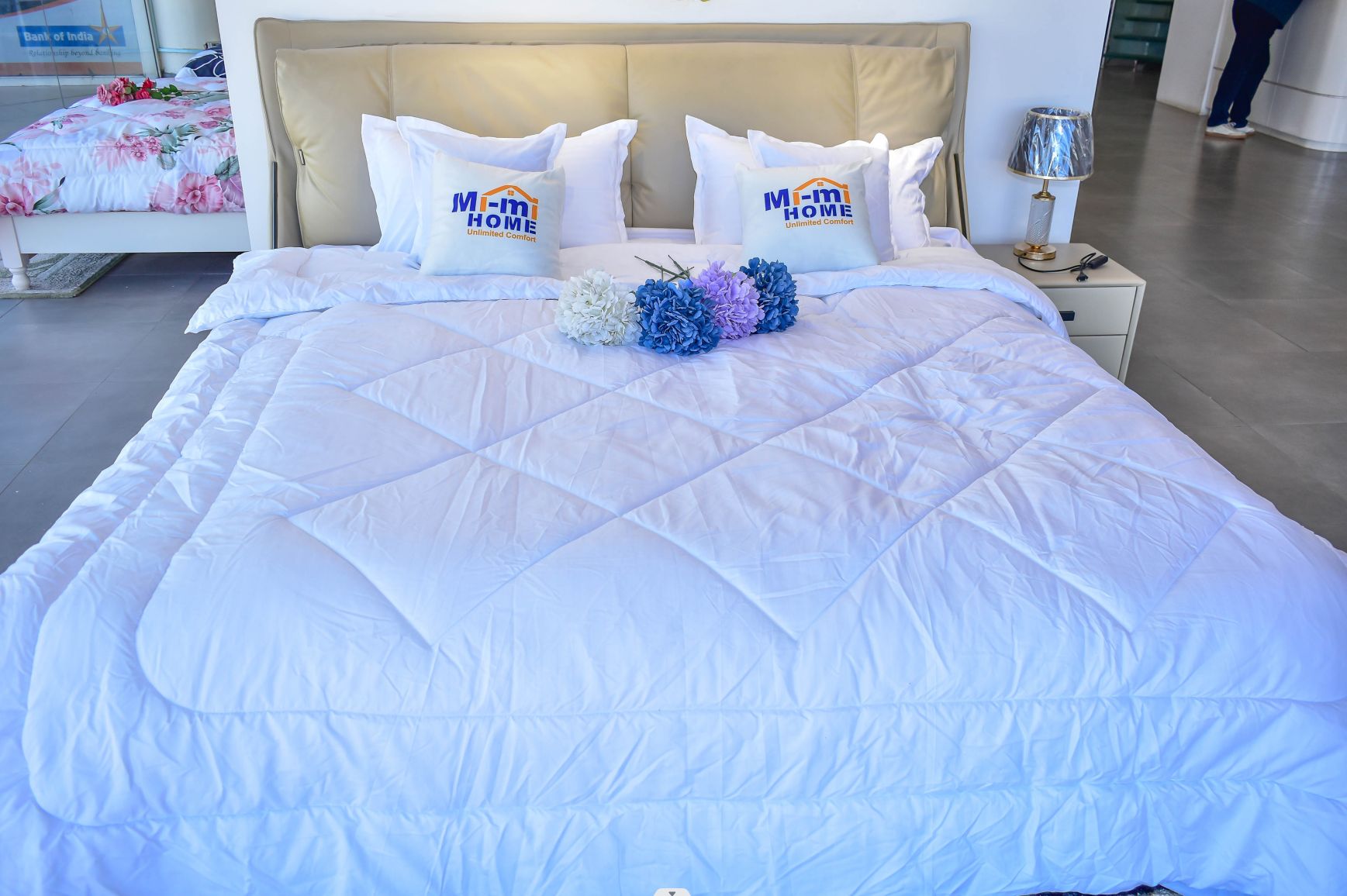 White Duvet single 1pc duvet Luxurious Heavy Soft Comfortable Duvet only (1pc) Does not come with a Bedsheet nor Cases