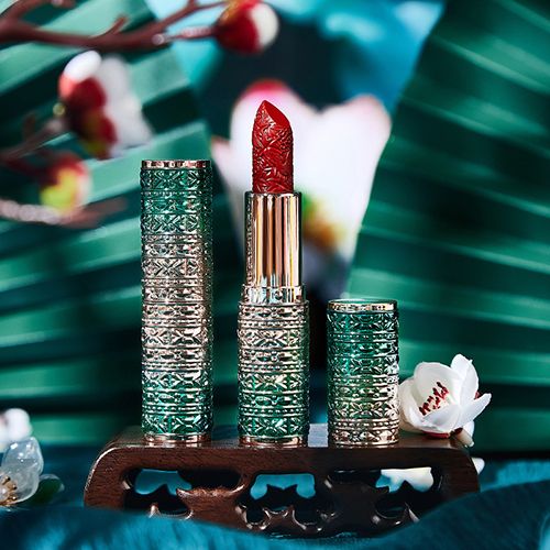 Engraved lipstick raincoat Chinese style does not fade for a long time, does not stick to the cup, waterproof and white