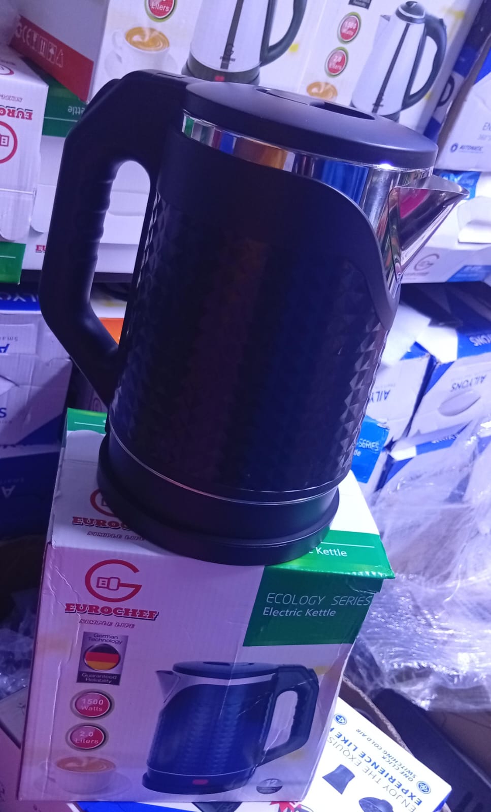 Eurochef Electric Kettle  Powerful 1500W heating element for fast boiling.
2.0-litre capacity, suitable for family or office use.
360° cordless swivel base for easy lifting and placing.
Double-laye