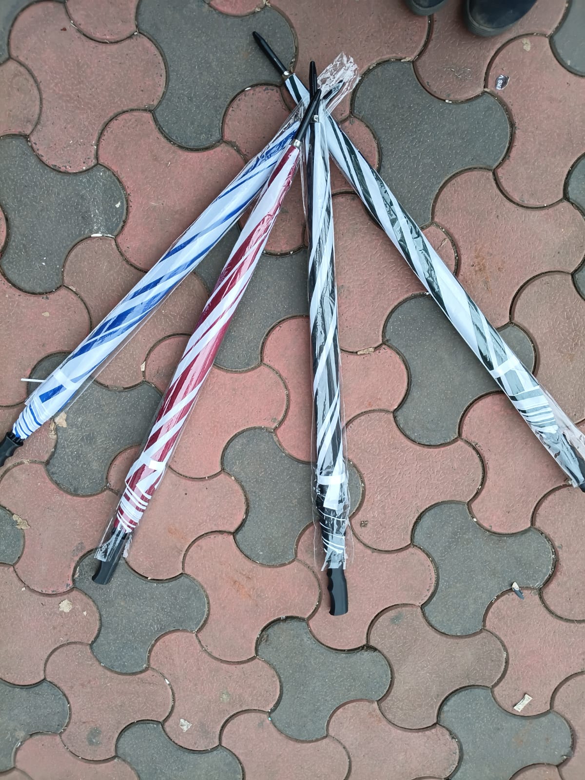 Classic Umbrella 1pc STRONG STEEL FRAME FOLDING POCKET CHECKED UMBRELLA //STRONG FAMILY HANDBAG UMBRELLA.