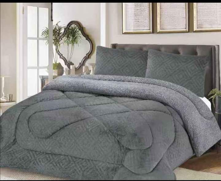 Geometric pattern soft woolen blanket/ cabbage soft woolen blanket size 5by6 (no bedsheets and pillow cases