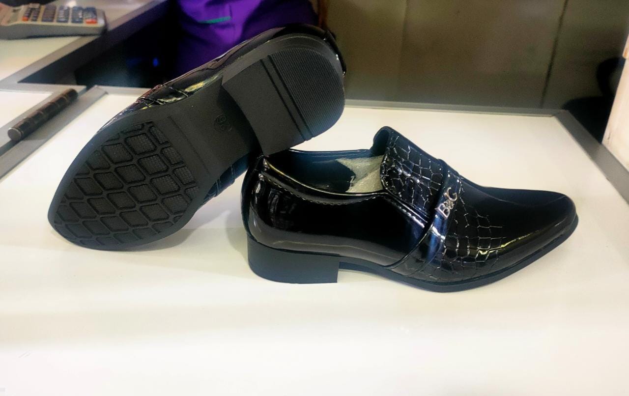 Kids High Quality Fashionable Sneakers 🔥🔥🔥
Very Unique  and classic 🥰❤