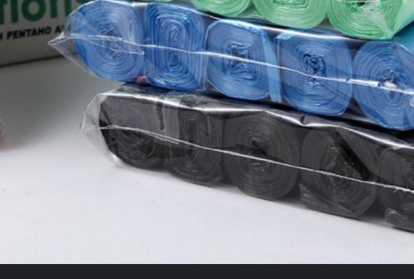 100Pcs Small Trash Bags Garbage Bags Trash Liners.Made from High-quality PE material to guarantee a glossy surface, and no odor.
Good toughness, strong bearing
