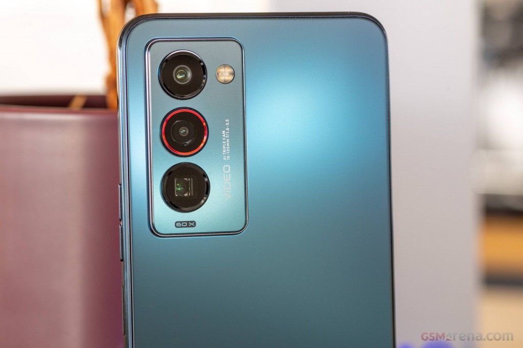 Tecno Camon 18 Premier  8+256GB  Black Dual SIM 	AMOLED, 120Hz Mediatek MT6781 Helio G96 Triple 64 MP, Main 32 MP, (wide) USB Type-C 2.0,33W wired, 64% in 30 min