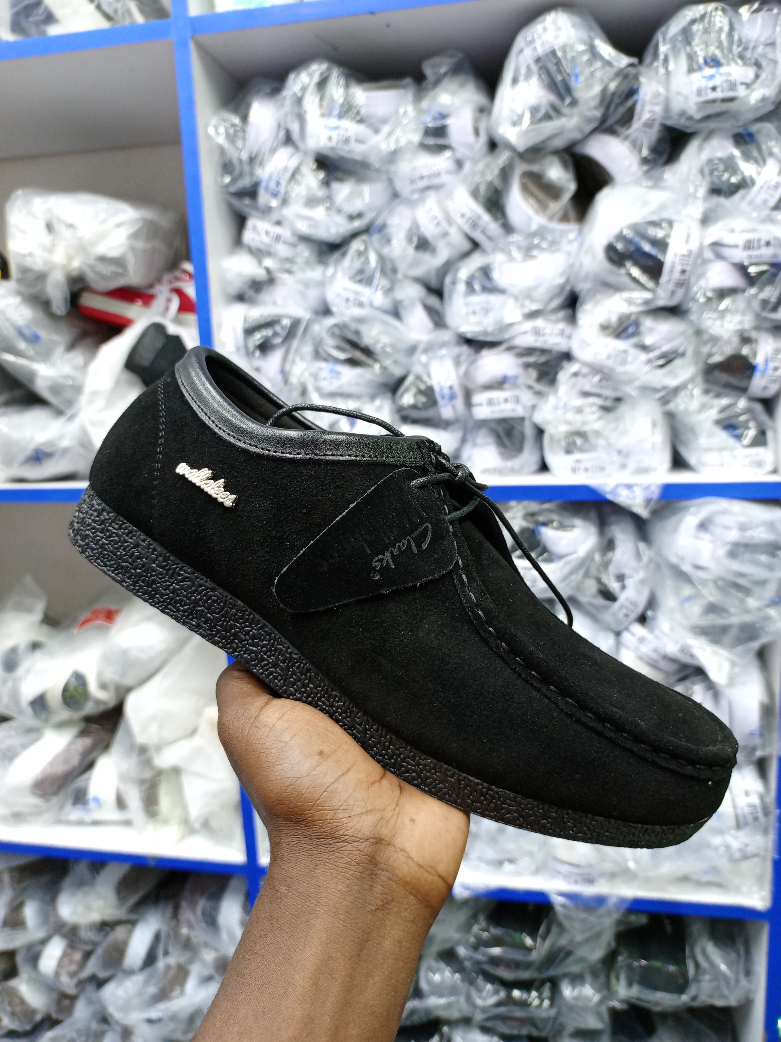 👞✨ Classic Clarks WALLABIES Suede Loafers – Comfort, Style & Everyday Elegance ✨👞Step out in timeless style with these premium suede loafers, designed for men who value comfort, durability