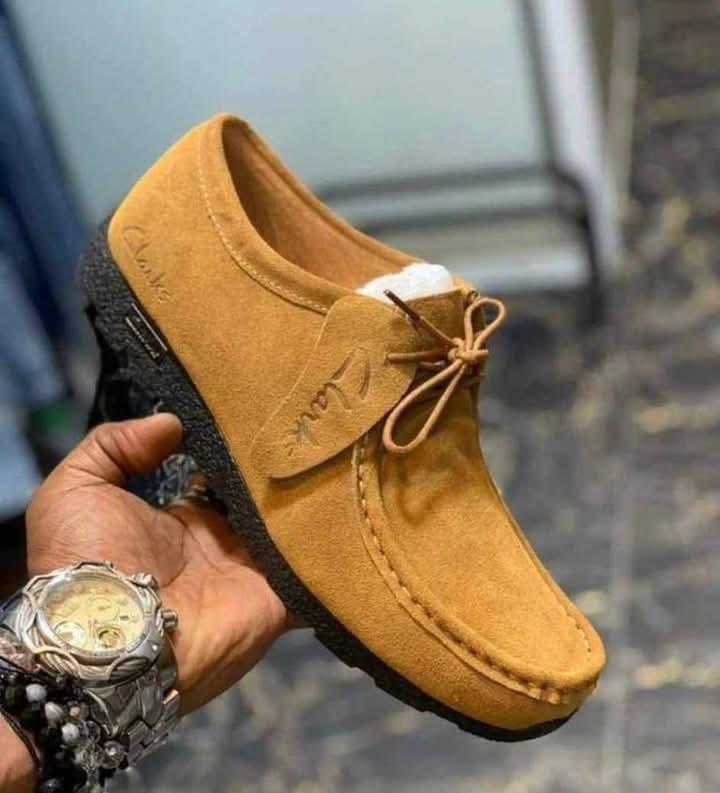 👞✨ Classic Clarks WALLABIES Suede Loafers – Comfort, Style & Everyday Elegance ✨👞Step out in timeless style with these premium suede loafers, designed for men who value comfort, durability