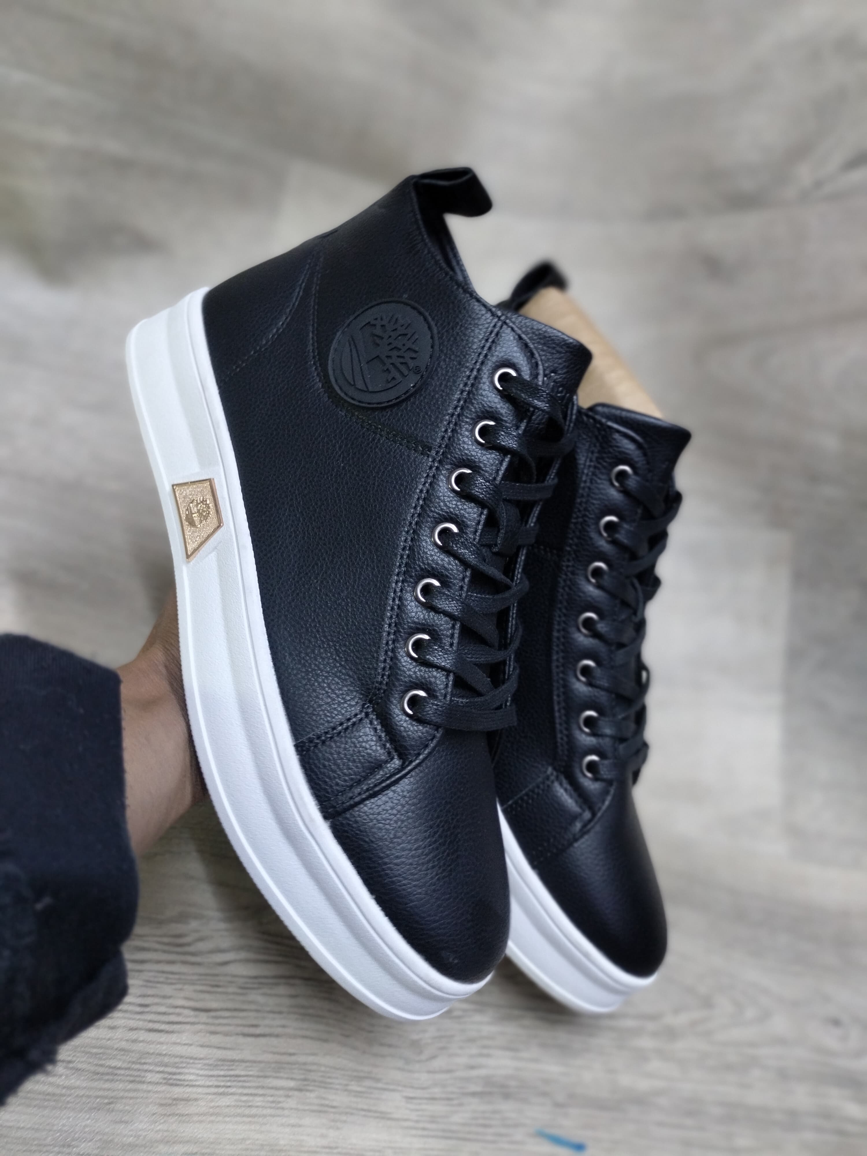 Durable and Stylish Brown Leather Timberland Boots for Men - Waterproof, Slip-Resistant, and Comfortable Footwear for Casual Outfits and Outdoor Activities - High-Quality Leather Work Boots