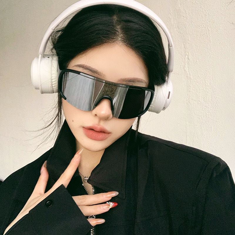Sports sunglasses, cycling sunglasses, hiking sunglasses, European and American high-end sense, retro internet celebrity photography, concave shaped sunglasses