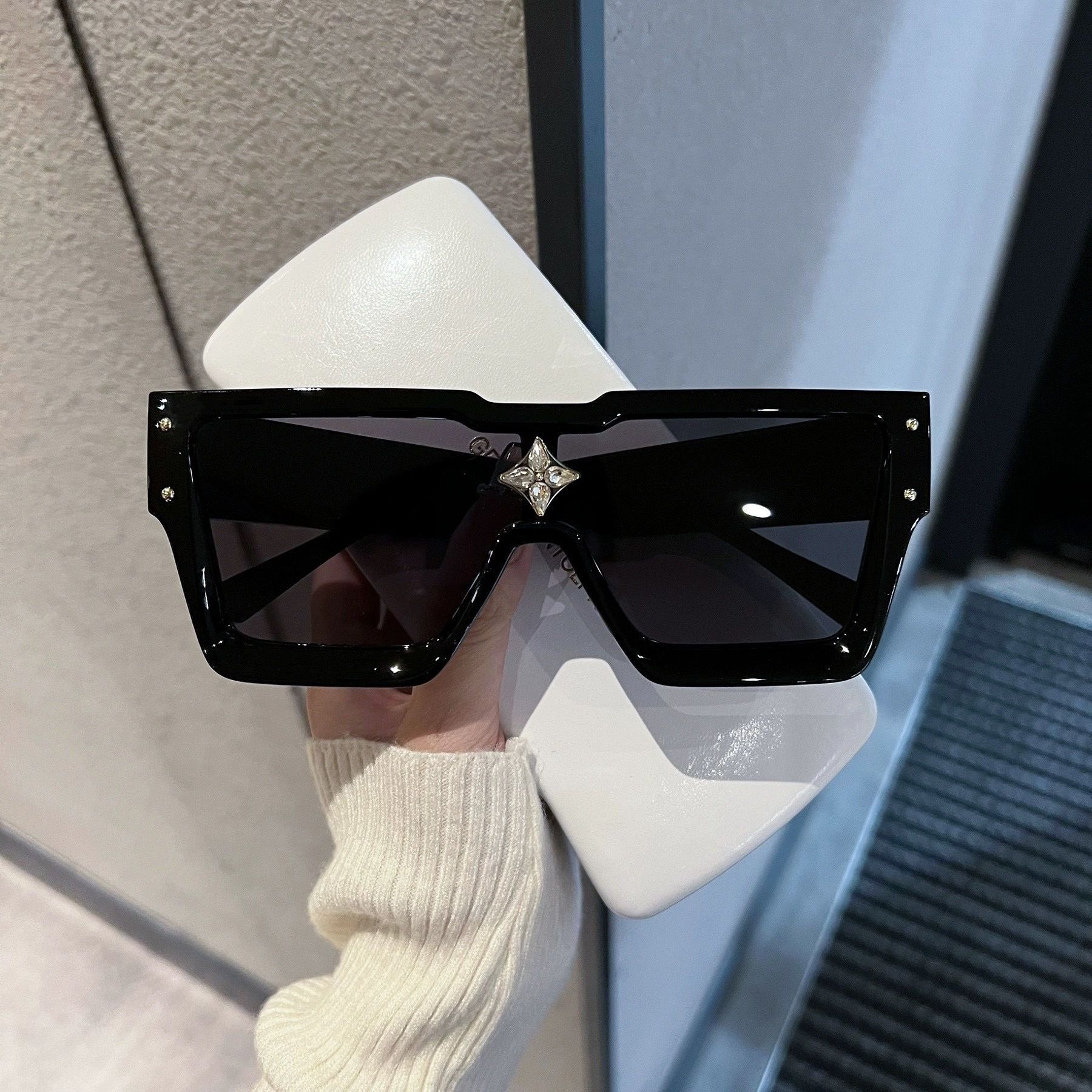 European and American diamond inlaid box connected sunglasses for women with a high-end feel, sunscreen and sunshade personality, fashionable sunglasses with black frame