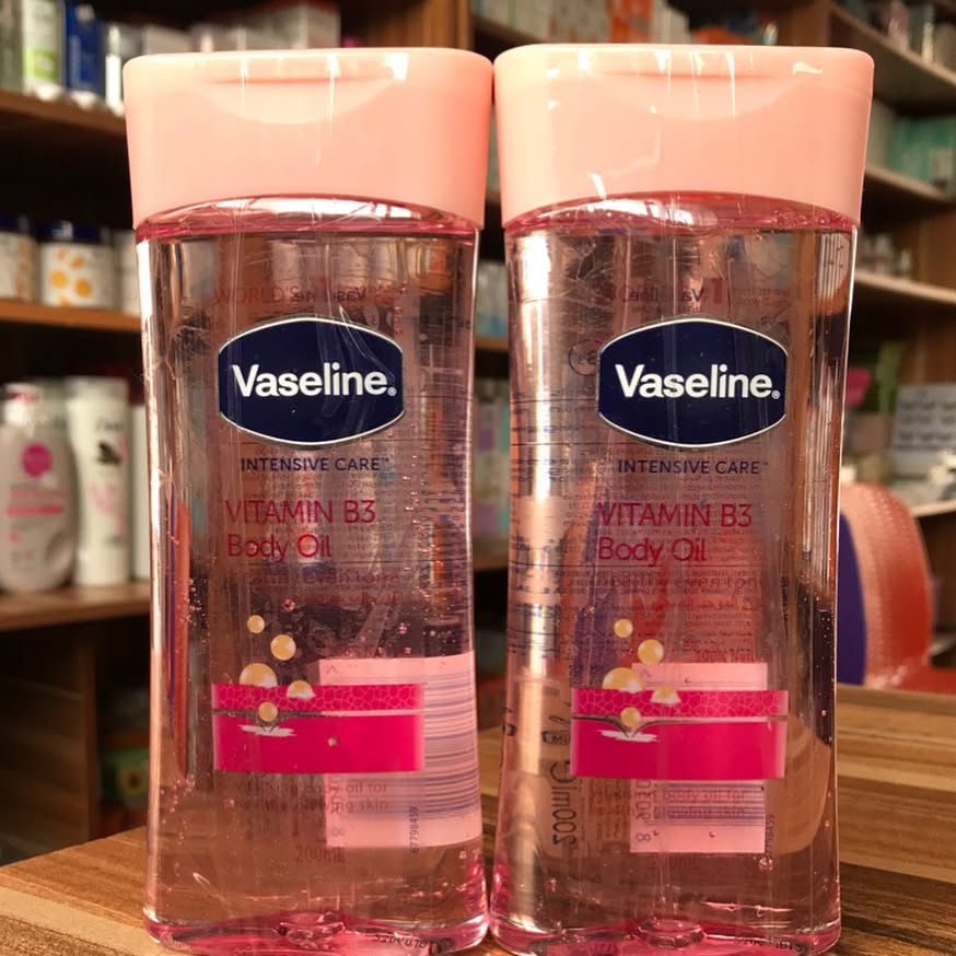 2 Packs Vaseline Daily Brightening Even Tone Body Lotion 400ml + 200ml  Oil for Glowing Skin, with Vitamin B3 & Triple Sunscreens-For Radiant Looking Skin in 2 Weeks Vaseline Body Lotion Vaseline Oil