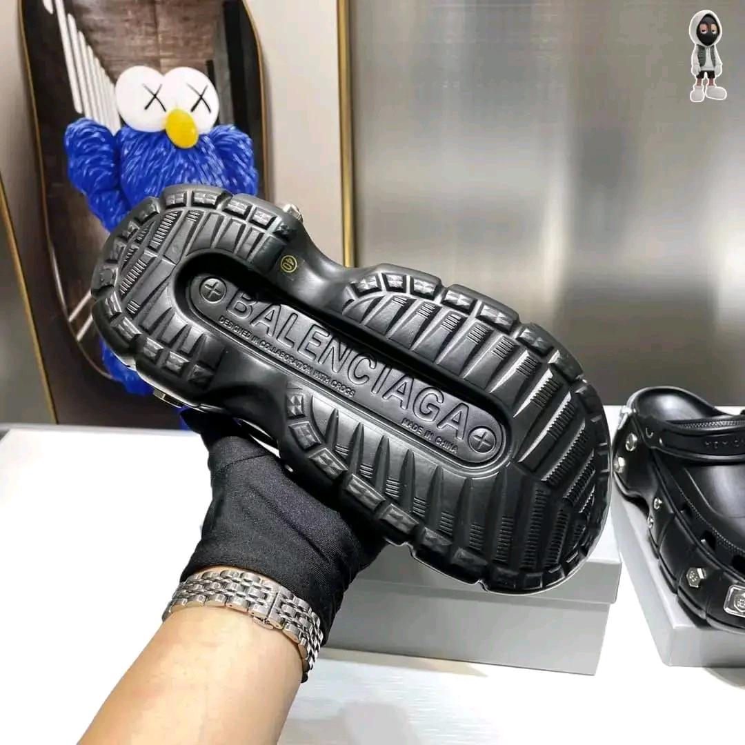 Balenciaga Unisex  Crocs  luxury and comfortable slides