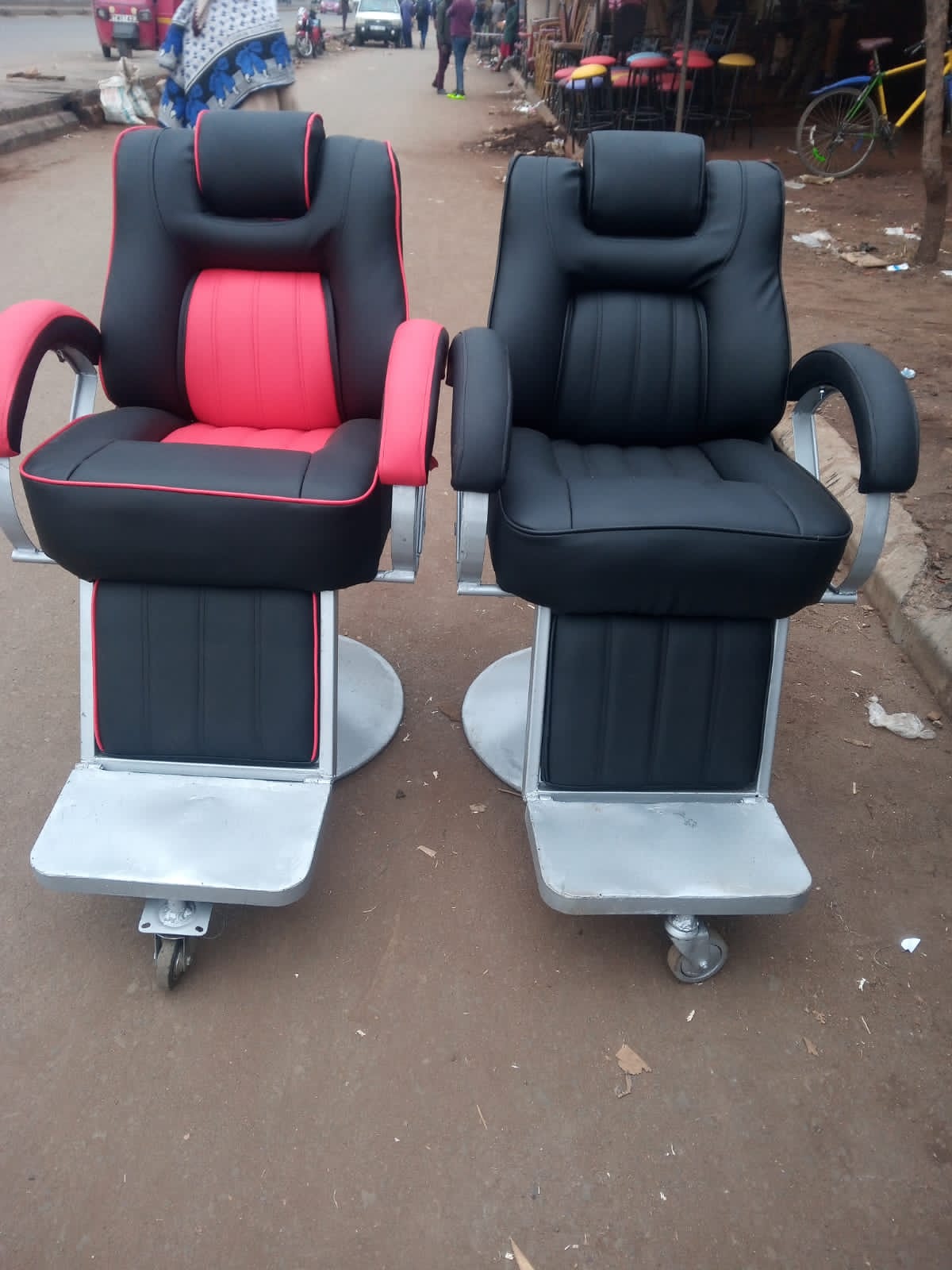 Kinyozi / Barber Salon Chair – Style, Strength & Comfort in One Seat!Upgrade your grooming space with this premium barber salon chair, built for professional performance and client comfort. Crafted wi