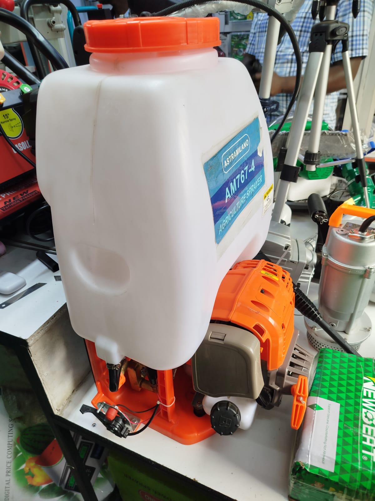 Astramilano AM767-4 Agriculture Sprayer.
This is a high-performance knapsack sprayer designed for use in agriculture and gardening. Key features of this type of sprayer include: 
Engine: It is powered