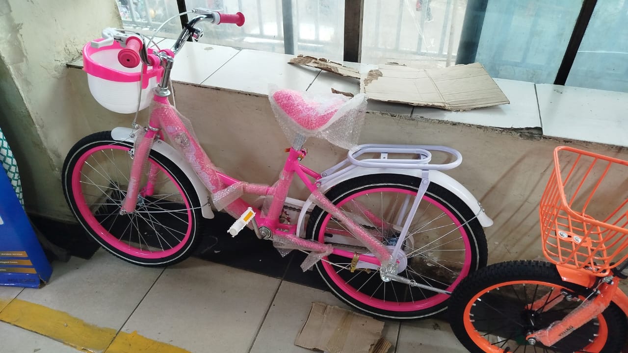 Size 12 Kids Bicycle – Ride, Play & Explore!
Let your little one roll into fun with this vibrant 12-inch kids’ bike, perfectly built for beginners! Sturdy, safe, and stylish — it features training whe