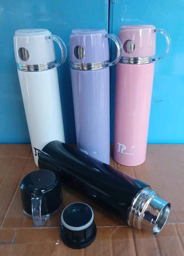 Jamespot Generic 500ml flask.The vacuum flask is made of high quality stainless steel that is unbreakable hence durable.

It has an easy grip handle which is heat resistant.

It keeps drinks Hot or Co
