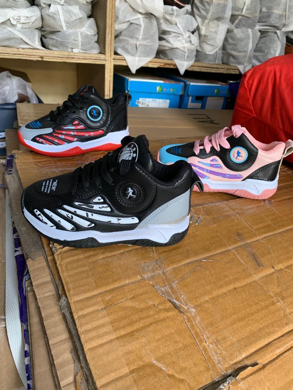 KIDS BASKETBALL-STYLE SNEAKERS