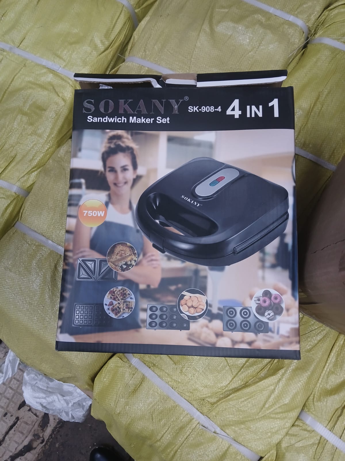 4in1 sandwich maker  Non-Stick coated plate
With replaceable Sandwich, Waffle and Grill plates
Easy to clean
Cool body
Indicator lamp
Quick heating
Cool touch housing