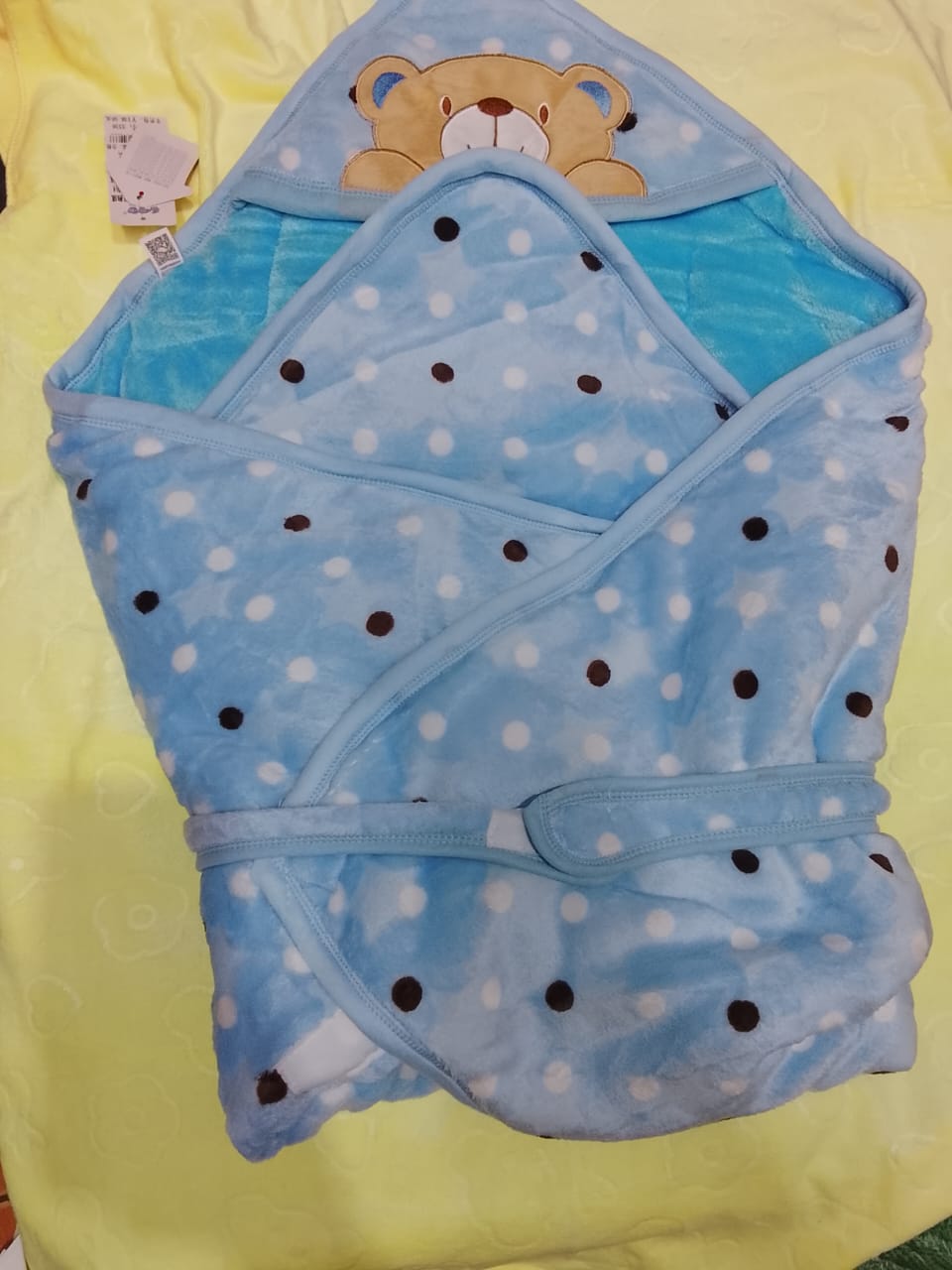Hooded shawl This soft and cozy fleece fabric is designed to keep your baby warm and comfortable, especially during outdoor walks. The gentle, skin-friendly texture makes it perfect for swaddling newb