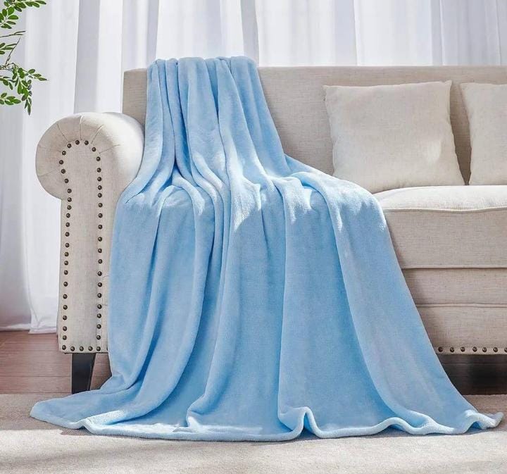 Plain fleece blanketMade with premium fleece fabric, this blanket offers unmatched softness, warmth, and timeless elegance for any space.
