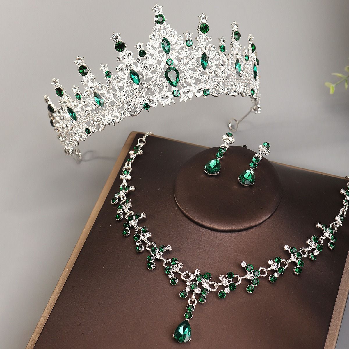 African Bridal Tiara Three-piece Luxury Fashion Commuter Premium Atmosphere Bridal set Wedding accessorized Necklace Earrings Crown