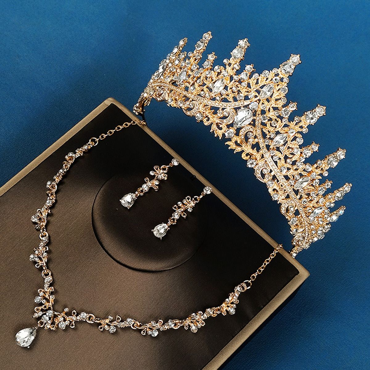 African Bridal Tiara Three-piece Luxury Fashion Commuter Premium Atmosphere Bridal set Wedding accessorized Necklace Earrings Crown
