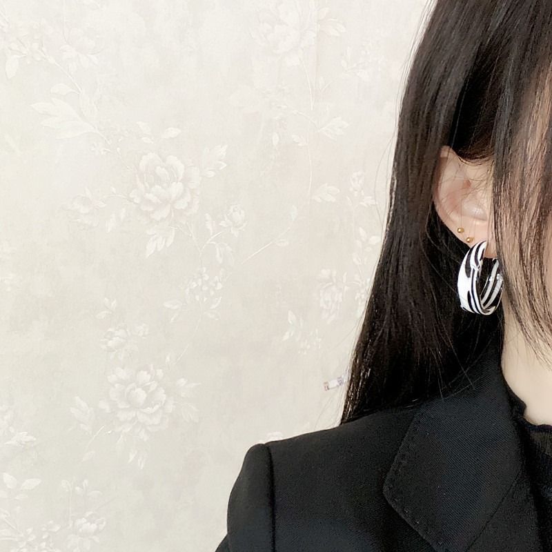 Thousand-bird check black and white checkerboard earrings check retro geometric personality bow earrings Female Korean temperament European and American acrylic ear loops