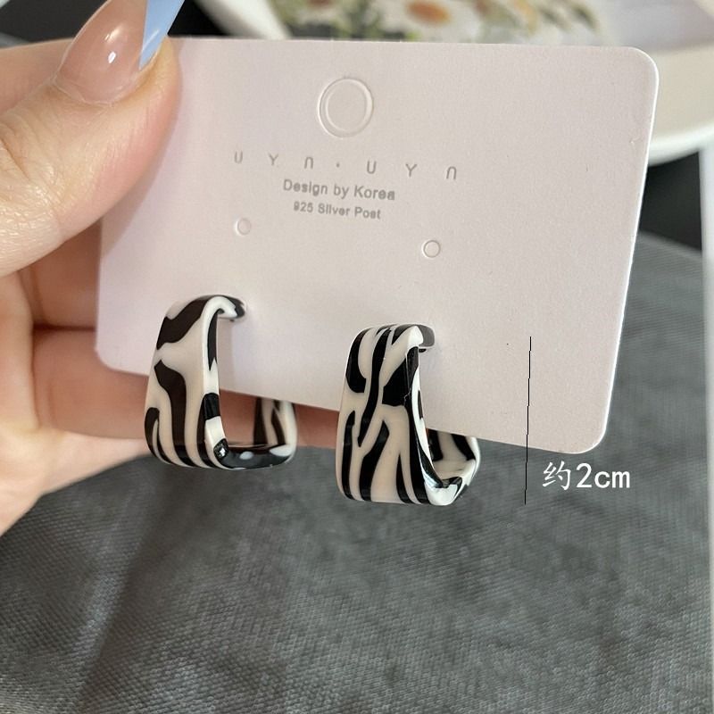 Thousand-bird check black and white checkerboard earrings check retro geometric personality bow earrings Female Korean temperament European and American acrylic ear loops