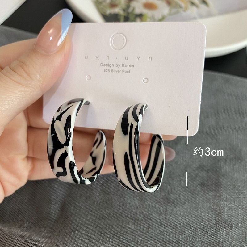 Thousand-bird check black and white checkerboard earrings check retro geometric personality bow earrings Female Korean temperament European and American acrylic ear loops