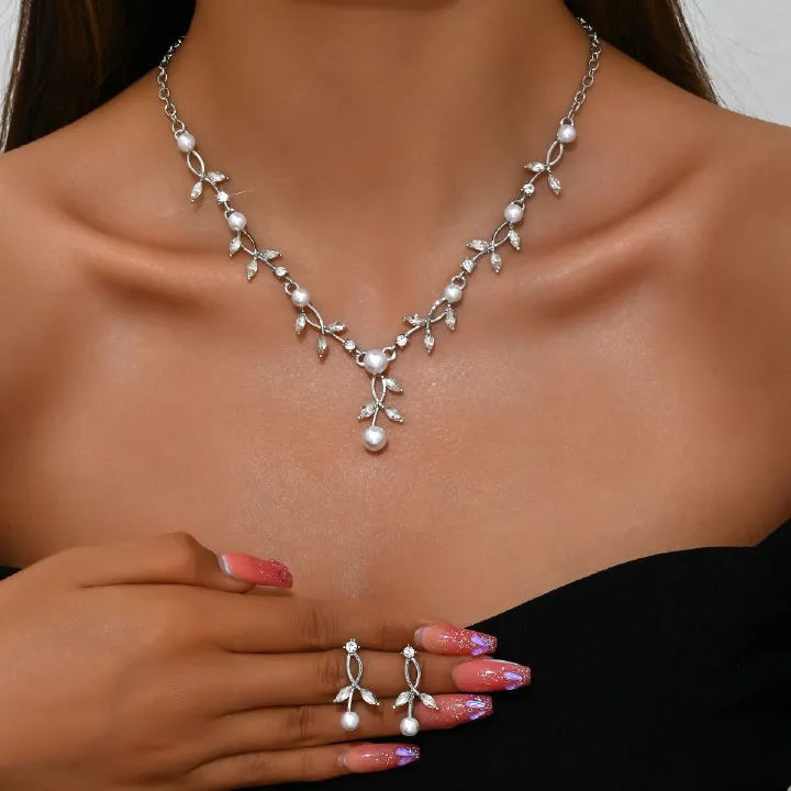 African fashion European and American bride set Fresh sweet leaf pearl necklace earrings Fashion set dress accessories Earrings + collar