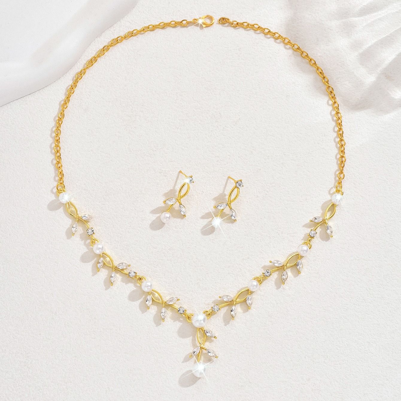 African fashion European and American bride set Fresh sweet leaf pearl necklace earrings Fashion set dress accessories Earrings + collar