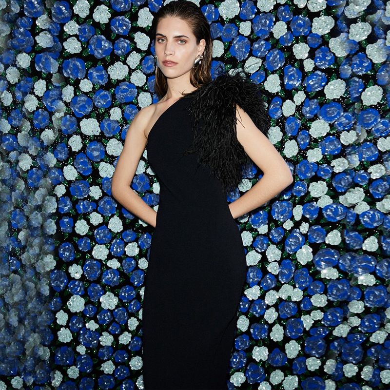 The new African dress temperament high noble solid color oblique shoulder splicing feathers slim temperament beauty style metal chain hanging neck slim bag buttock long evening dress woman