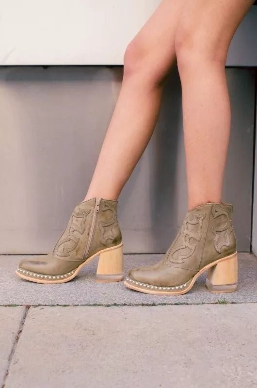 Cross-border foreign trade plus size 2024 European and American embroidered fashion boots women's studded studded acrylic crystal high heel ankle boots